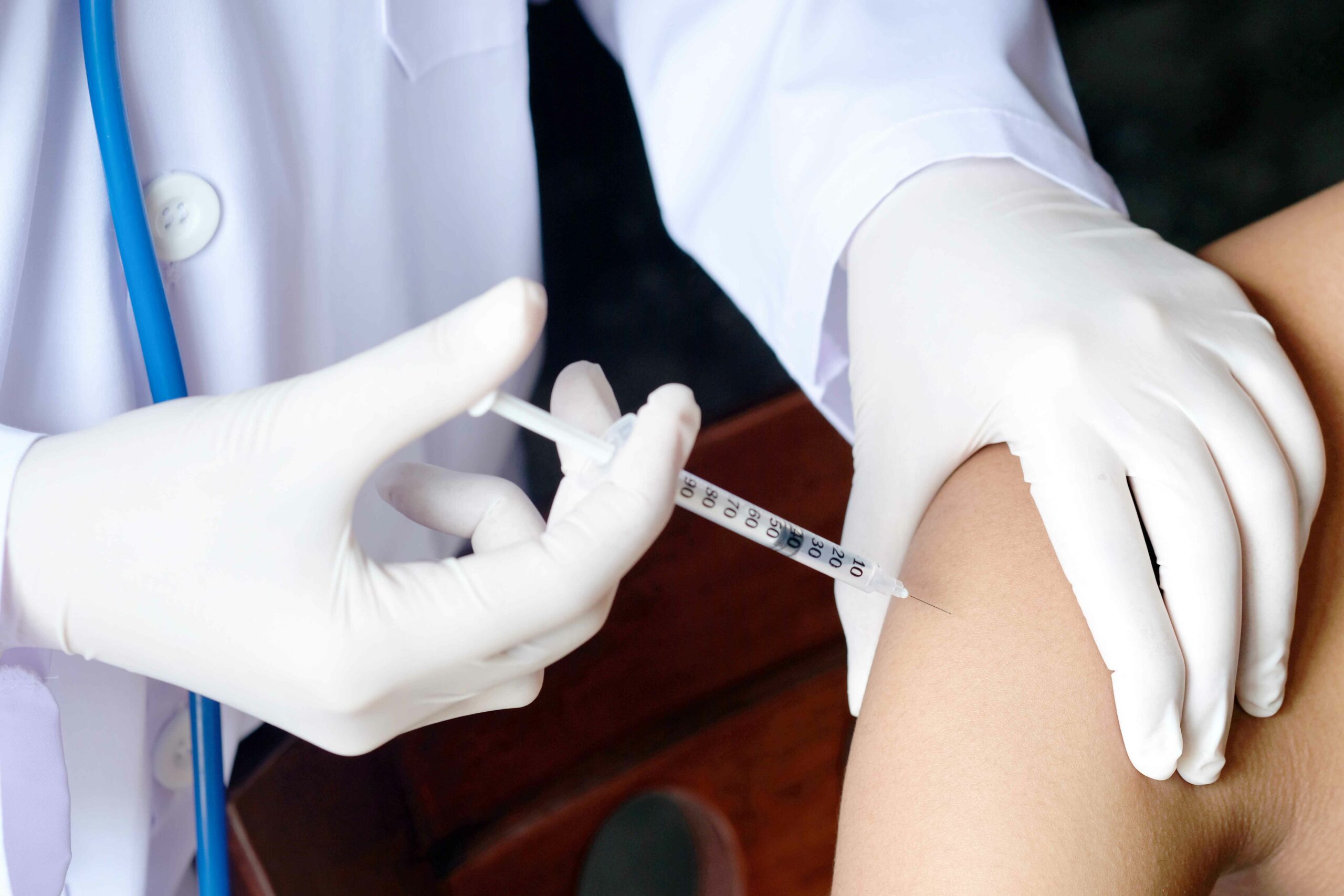 Doctor giving Vitamin injections in Baltimore, MD | Invein Aesthetics